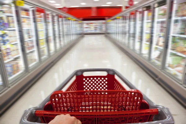 Фаст-фуд концепция движение Blur, торговые тележки в супермаркете — стоковое фото