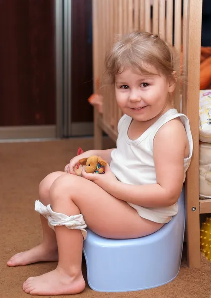Маленькая девочка, сидя на горшок — стоковое фото