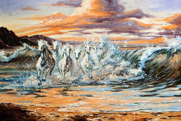 Лошади, бегущие от волн Стоковое Фото