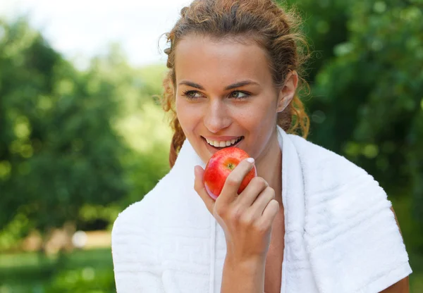 Молодая женщина после спорта тренировки питания apple — стоковое фото