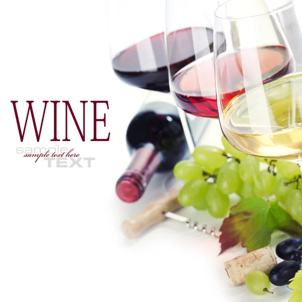 Очки белые, красные и розовые вина и винограда — стоковое фото