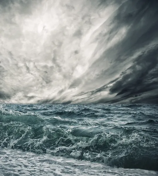 Большая океанская волна, ломающая берег Стоковая Картинка