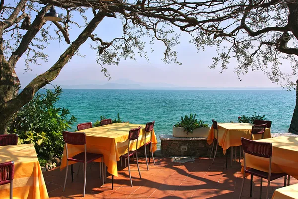 Открытый Ресторан в Сирмионе, Италия — стоковое фото