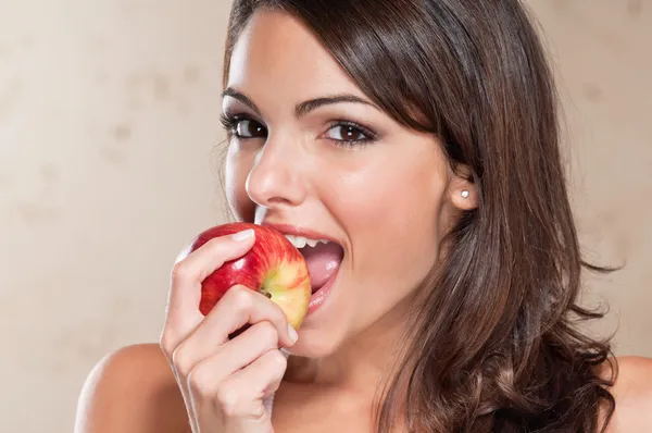 Довольно молодая женщина ест яблоко — стоковое фото