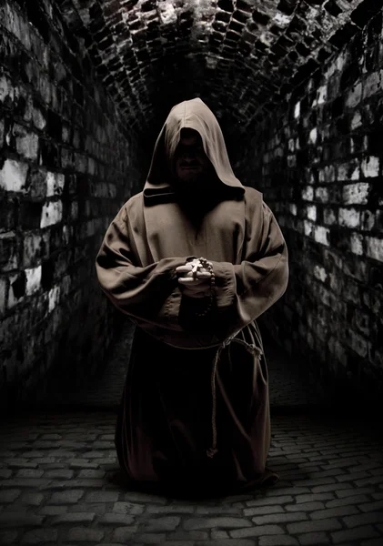 Моля монах в коридоре Темный Храм — стоковое фото