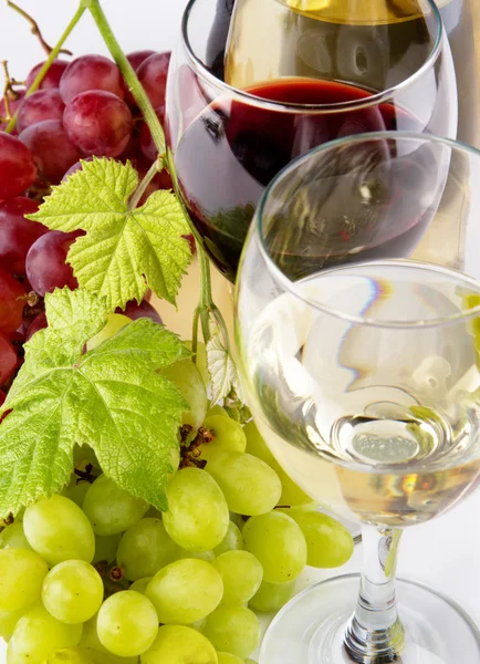 Красное и белое вино, с гроздей винограда — стоковое фото