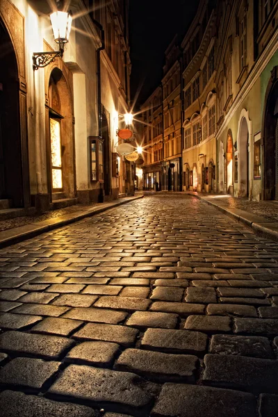 Узкий переулок с фонарями в Праге ночью — стоковое фото