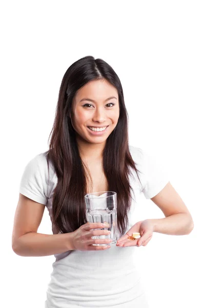 Азиатские женщины принимать витамины — стоковое фото