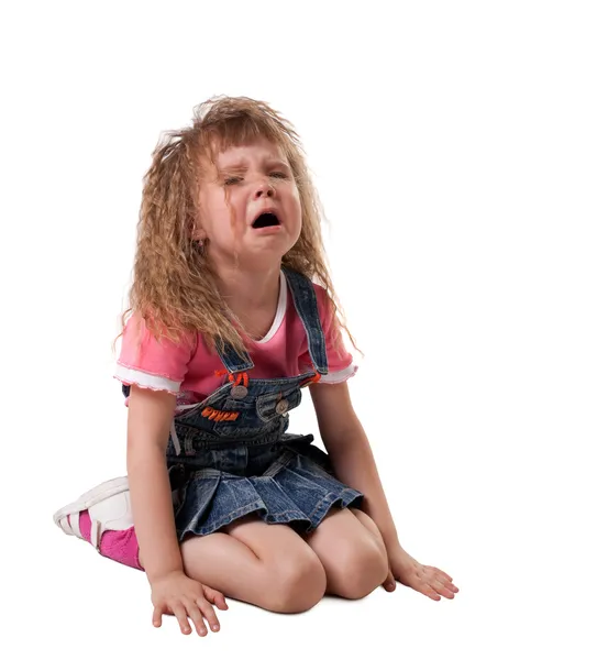 Ребенок плакать сидеть на белом - изолированные — стоковое фото