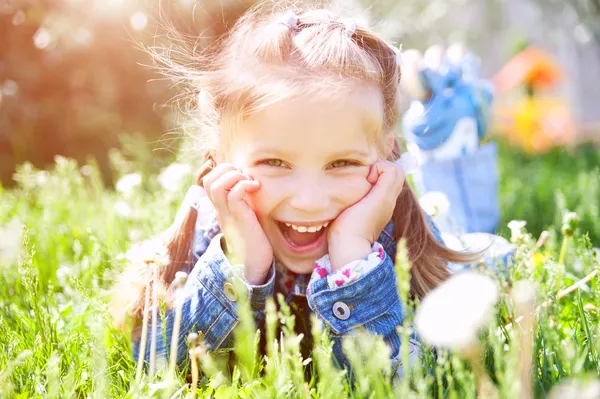 Маленькая девочка, улыбающаяся — стоковое фото
