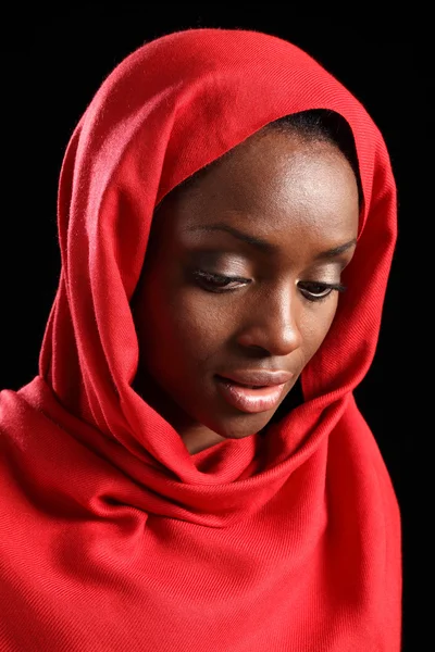 Афро-американских мусульман девушка в хиджабе смотрит вниз Лицензионные Стоковые Фото