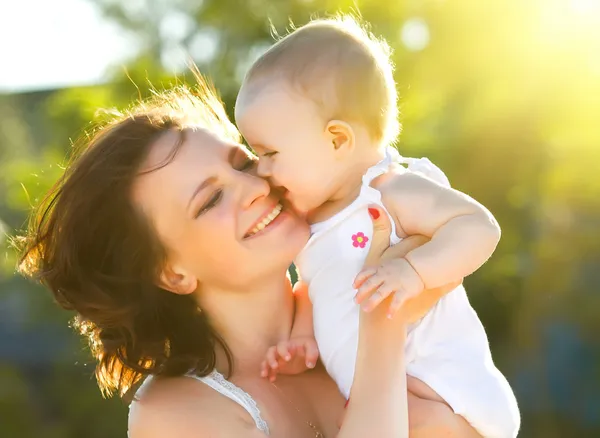 Счастливая мама и дочь, улыбающаяся — стоковое фото