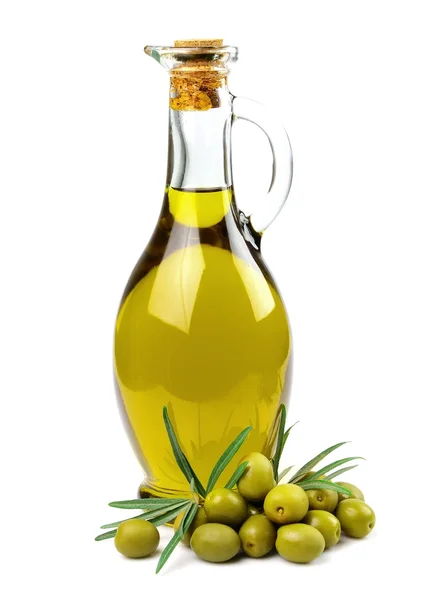 Оливки и бутылка оливкового масла — стоковое фото