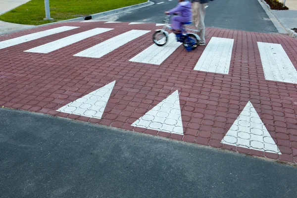 Отец с маленькой девочкой на велосипеде, пересекая улицу (движение bl — стоковое фото
