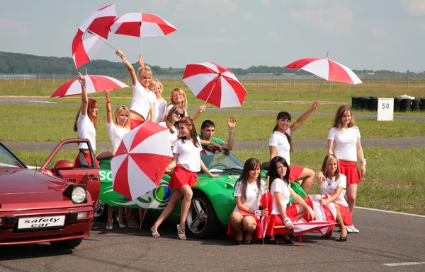 Паддок девушки с зонтиками на гоночные линии Лицензионные Стоковые Фото