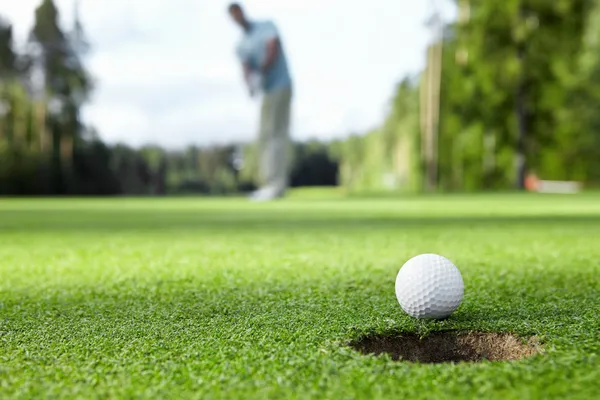 Играть в гольф — стоковое фото