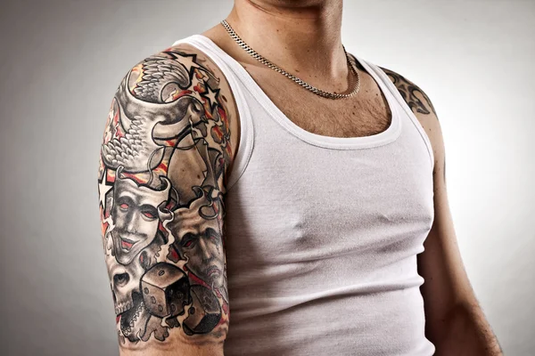 Мужчина с татуировкой — стоковое фото