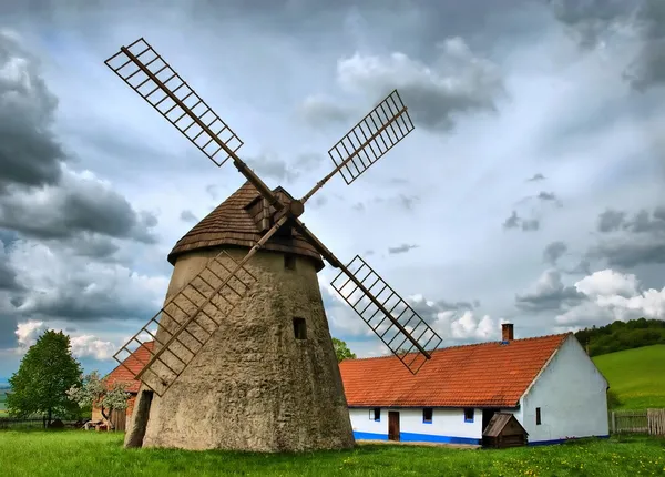 Старая ветряная мельница — стоковое фото