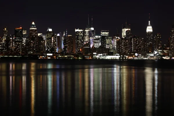 Midtown (западная сторона) Манхэттен ночью видно из Weehawken, Нью-Джерси — стоковое фото