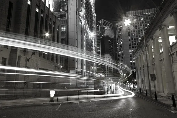 Движение в городе ночью в черно-белые тона — стоковое фото