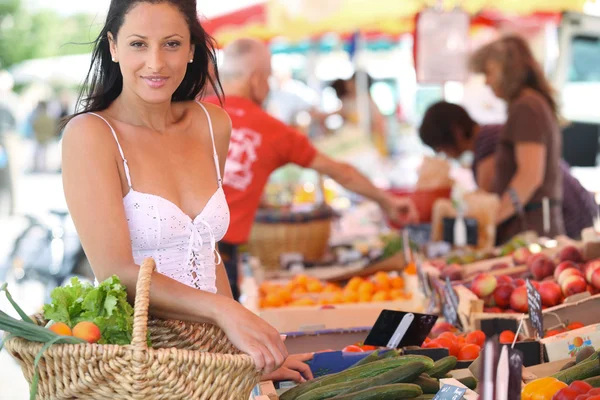 Женщина покупки на открытом рынке Стоковое Фото