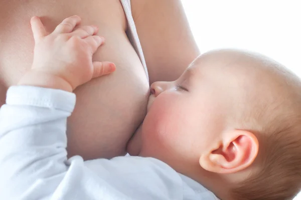 Мать - кормление грудью ее ребенок — стоковое фото