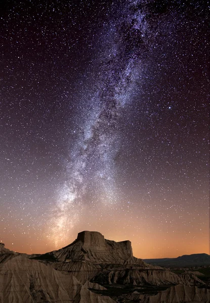 Млечный путь над пустыней — стоковое фото