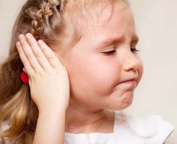Девушка имеет болит ухо — стоковое фото