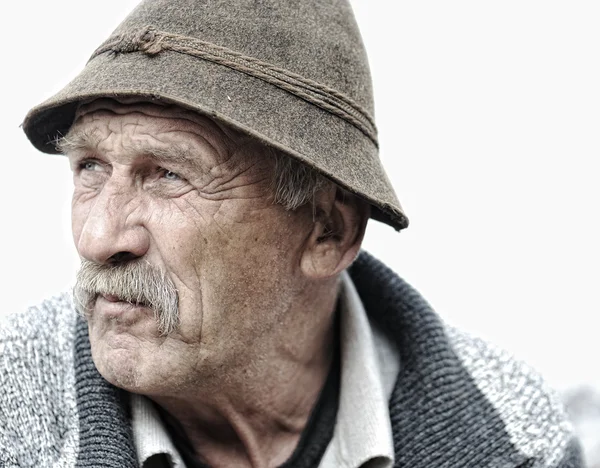 Пожилых мужчин лицо на белом фоне — стоковое фото
