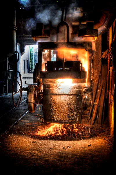 Ковш расплавленной стали в литейном — стоковое фото
