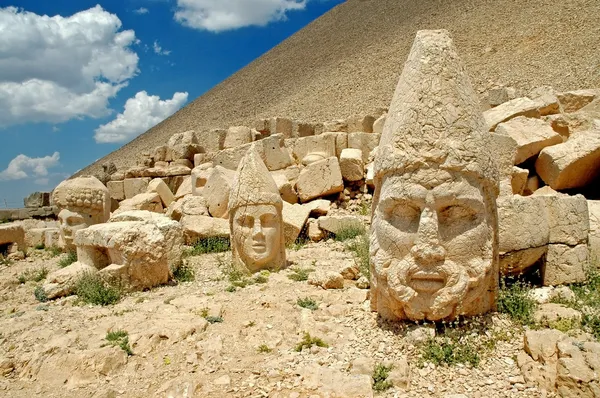 Главы из статуй на горе Немрут в Турции, ЮНЕСКО — стоковое фото