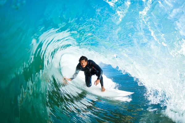 Серфингист на синей океанской волне — стоковое фото