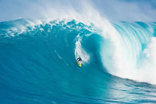 Серфер на гигантские волны — стоковое фото