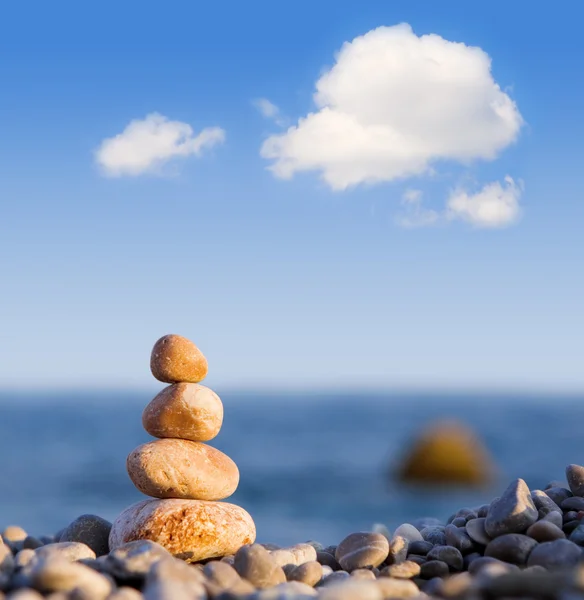 Уравновешенные камни в море — стоковое фото