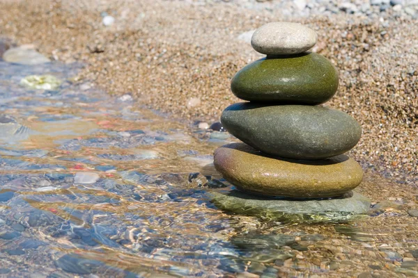 Сбалансированный камни на воде — стоковое фото