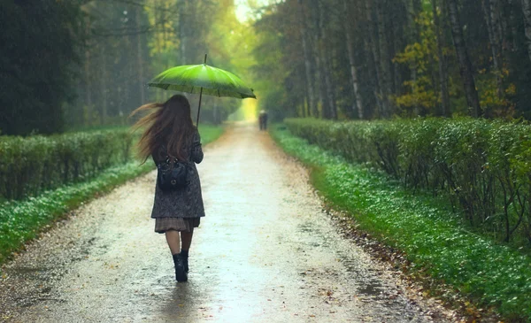 Девочка под дождем — стоковое фото