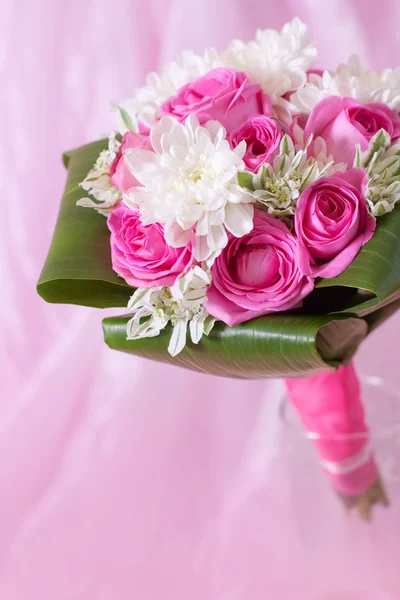 Свадебный букет на розовом фоне — стоковое фото
