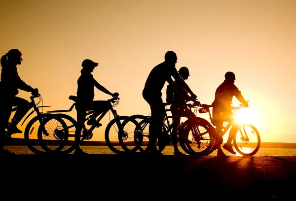 Друзья на велосипедах — стоковое фото