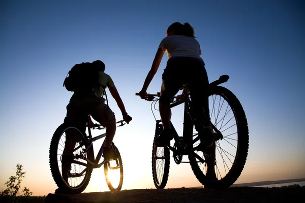 Пара на велосипеды — стоковое фото
