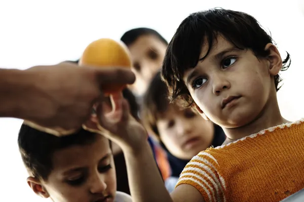 Беженцев лагеря, нищета, голодных детей, получающих гуманитарную продовольственную — стоковое фото