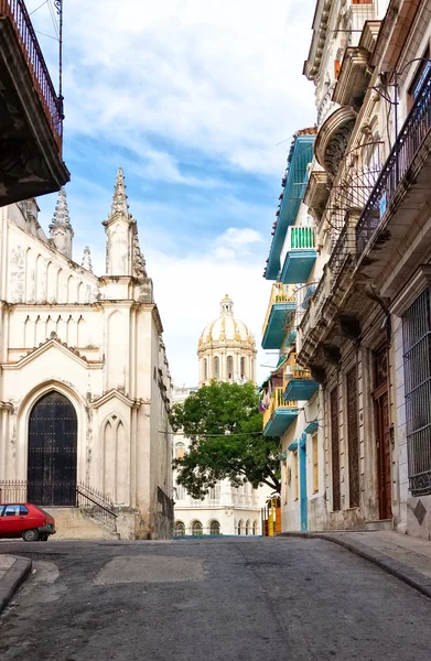 Городские сцены с ветхих зданий в старой Гаване Лицензионные Стоковые Фото