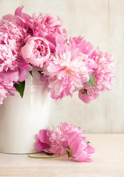 Розовые пионы в вазе — стоковое фото