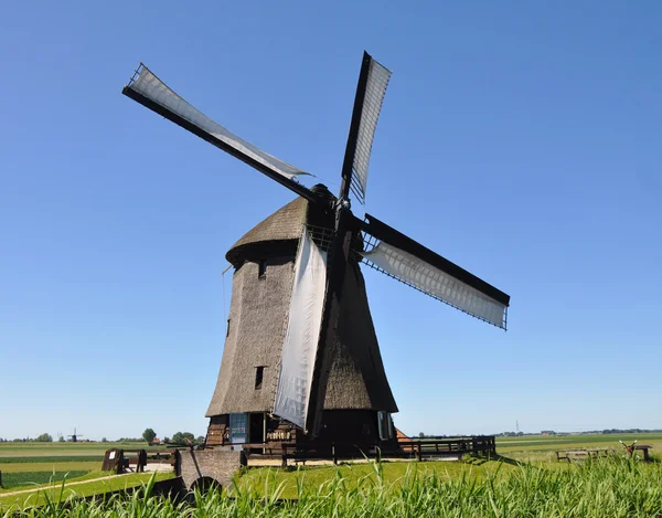 Голландская ветряная мельница — стоковое фото