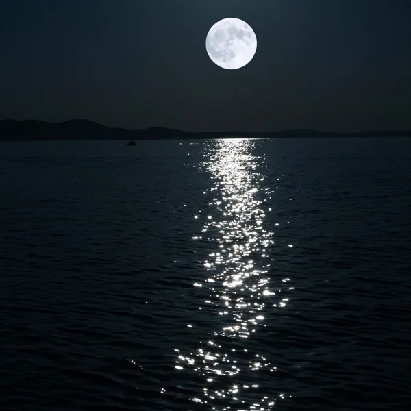 Полная луна по морю Лицензионные Стоковые Изображения