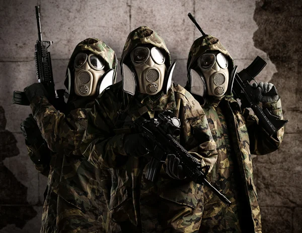 Три вооруженных солдат — стоковое фото