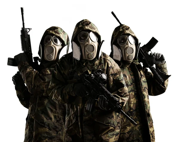 Трое вооруженных солдат — стоковое фото