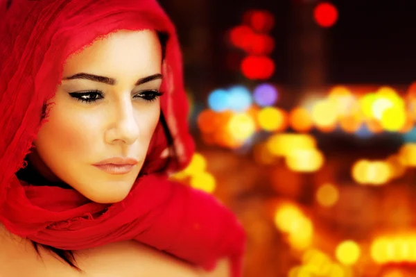 Красивая арабская женщина — стоковое фото
