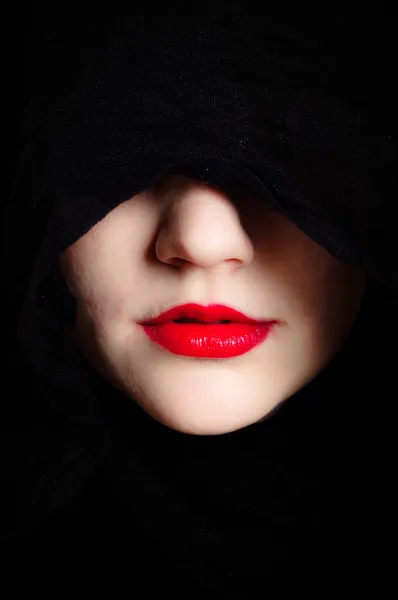 Крупным планом фото женщины в черный капюшон и ярко-красные губы — стоковое фото