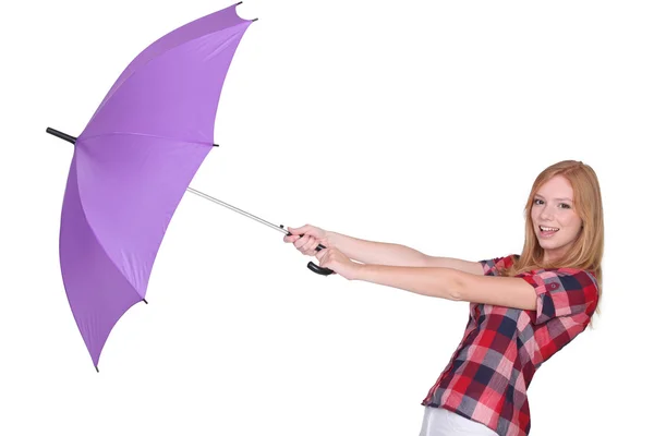 Радостный молодая девушка с зонтом фоне студии Стоковая Картинка
