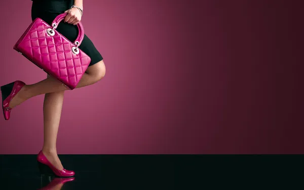 Женщина сексуальные ноги с сумочкой — стоковое фото